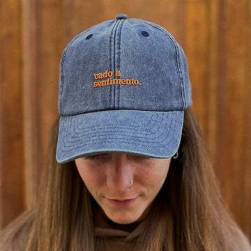 Cappellino ricamato Vado a sentimento